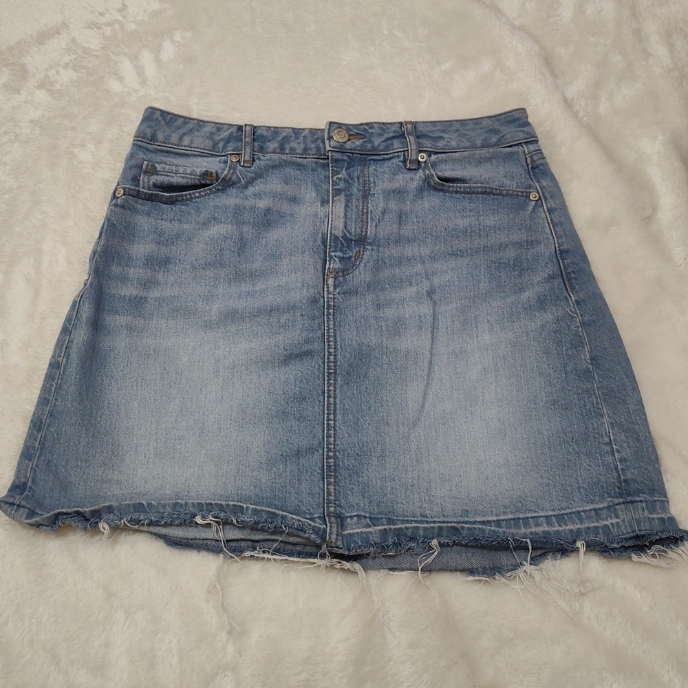 LOFT Womens Light Wash Denim Mini Skirt Raw Hem Size 4 Blue Jean Skirt 5-Pocket